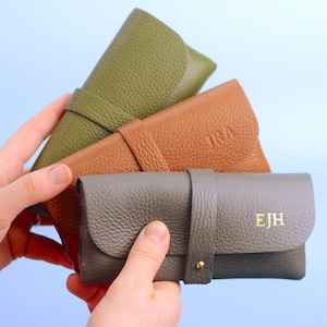 Gepersonaliseerde leren brillenkoker, monogram brillenkoker, aangepaste zonnebrillenkoker, leren brillenkoker met reliëf, reisbrillenkoker