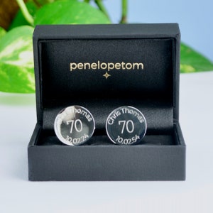 Gepersonaliseerde manchetknopen 70e verjaardag, mijlpaal manchetknopen verjaardag, 70e verjaardagscadeau voor hem, gegraveerd cadeau voor papa, op maat gemaakt cadeau voor opa