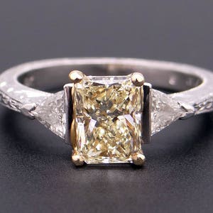 Platinum 18k Yellow Gold Radiant Cut 1ct Fancy Yellow Diamond Three Stone Engagement Promise Anniversary Ring GIA Certificate bild 4