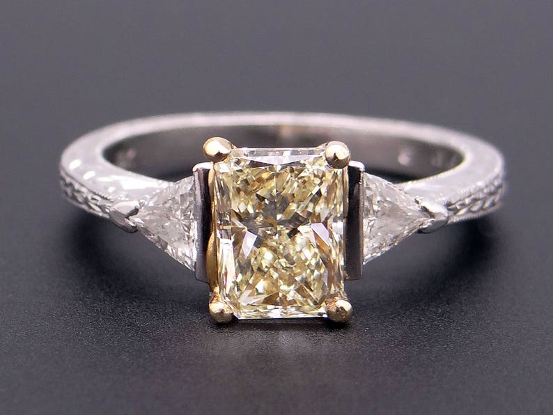 Platinum 18k Yellow Gold Radiant Cut 1ct Fancy Yellow Diamond Three Stone Engagement Promise Anniversary Ring GIA Certificate bild 4
