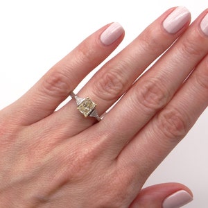 Platinum 18k Yellow Gold Radiant Cut 1ct Fancy Yellow Diamond Three Stone Engagement Promise Anniversary Ring GIA Certificate bild 2