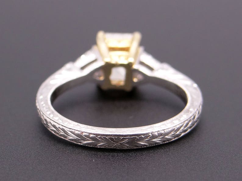 Platinum 18k Yellow Gold Radiant Cut 1ct Fancy Yellow Diamond Three Stone Engagement Promise Anniversary Ring GIA Certificate bild 6