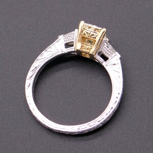 Platinum 18k Yellow Gold Radiant Cut 1ct Fancy Yellow Diamond Three Stone Engagement Promise Anniversary Ring GIA Certificate bild 9