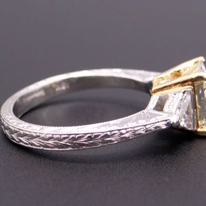 Platinum 18k Yellow Gold Radiant Cut 1ct Fancy Yellow Diamond Three Stone Engagement Promise Anniversary Ring GIA Certificate bild 7