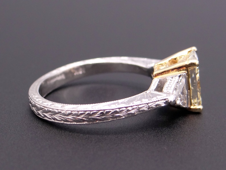 Platinum 18k Yellow Gold Radiant Cut 1ct Fancy Yellow Diamond Three Stone Engagement Promise Anniversary Ring GIA Certificate bild 7