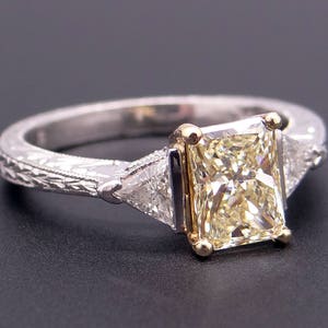 Platinum 18k Yellow Gold Radiant Cut 1ct Fancy Yellow Diamond Three Stone Engagement Promise Anniversary Ring GIA Certificate bild 8