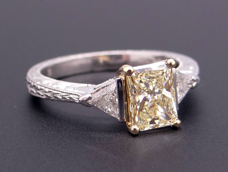 Platinum 18k Yellow Gold Radiant Cut 1ct Fancy Yellow Diamond Three Stone Engagement Promise Anniversary Ring GIA Certificate bild 8
