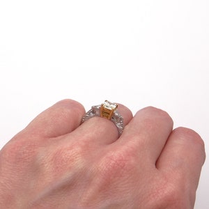 Platinum 18k Yellow Gold Radiant Cut 1ct Fancy Yellow Diamond Three Stone Engagement Promise Anniversary Ring GIA Certificate bild 3