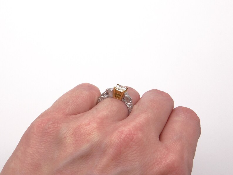 Platinum 18k Yellow Gold Radiant Cut 1ct Fancy Yellow Diamond Three Stone Engagement Promise Anniversary Ring GIA Certificate bild 3