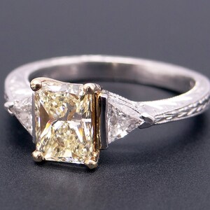 Platinum 18k Yellow Gold Radiant Cut 1ct Fancy Yellow Diamond Three Stone Engagement Promise Anniversary Ring GIA Certificate bild 5