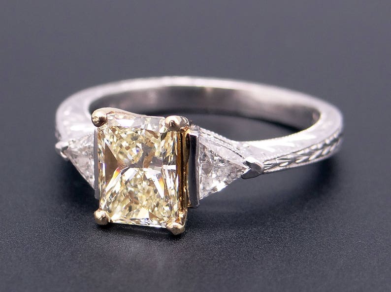 Platinum 18k Yellow Gold Radiant Cut 1ct Fancy Yellow Diamond Three Stone Engagement Promise Anniversary Ring GIA Certificate bild 5