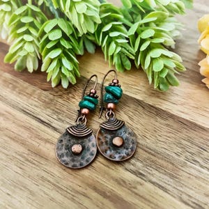 Brincos Boho de Cobre com Malaquita e Vidro Checo