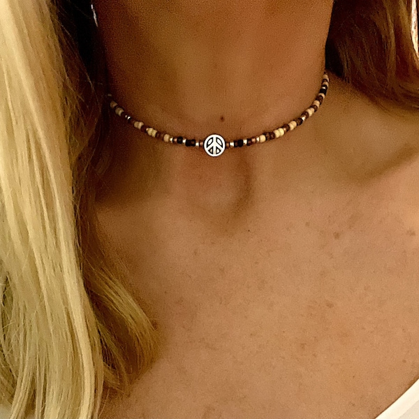 Naszyjnik z koralikowym znakiem pokoju: czeski szklany naszyjnik boho