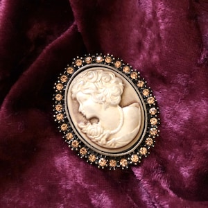 Victorian Brooch/Cameo Brooch/Vintage Cameo Brooch/Classic Brooch/Renaissance jewelry/Steam punk jewelry/Mid Century brooch