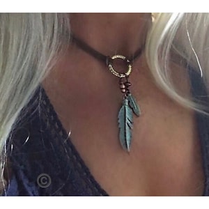 Gargantilla bohemia vegana de ante: Pluma con pátina, anillo dorado