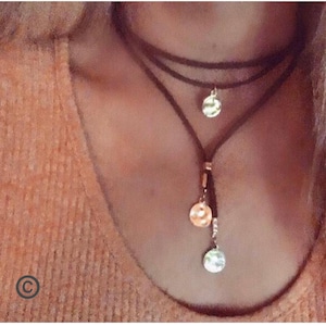 Gargantilla de gamuza en capas: Collar de disco dorado estilo bohemio