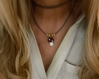 Collar de hongos: gargantilla de cuero, colgante de hongo, joyería hippie