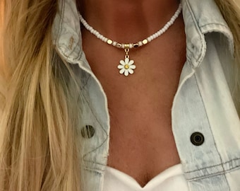 Daisy Beaded choker/Flower necklace /White beaded choker/Boho choker/Hippie necklace/Hippie jewelry/Surfer necklace/Daisy necklace