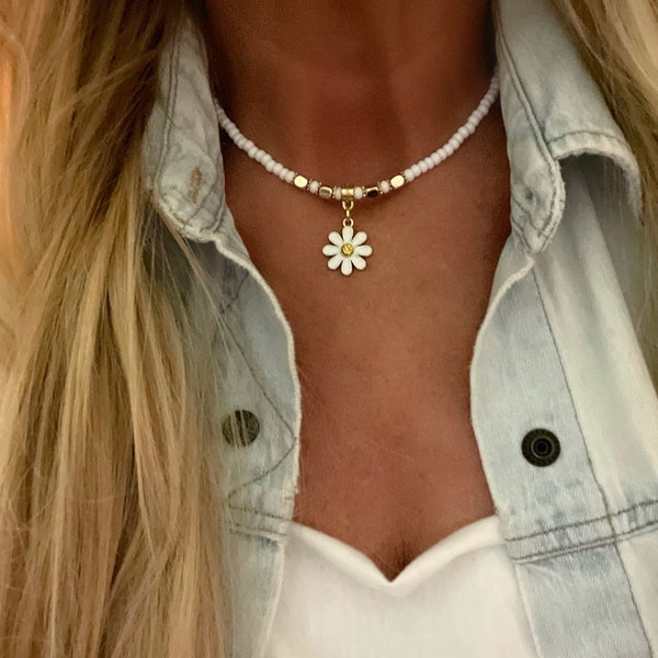 Daisy Beaded choker/Flower necklace /White beaded choker/Boho choker/Hippie necklace/Hippie jewelry/Surfer necklace/Daisy necklace