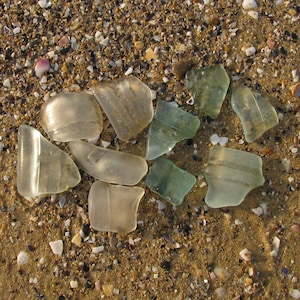 10 sea glass, Bottle necks / bottoms, Beach finds pieces, Genuine sea glass, Craft supplies, Home decor, Jewelry making