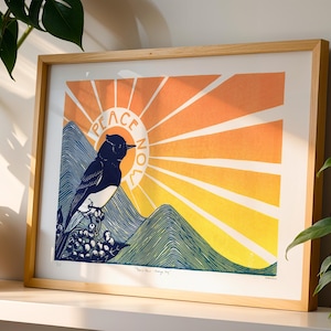 Linograbado hecho a mano de edición limitada "Peace Now" en azul de Prusia intenso y naranja vibrante, amanecer negro, pájaro Phoebe, paisaje, arte contemporáneo
