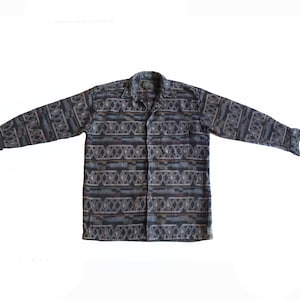 Peut inclure: Une chemise à manches longues à boutons avec un motif géométrique dans les tons de brun, noir et blanc.