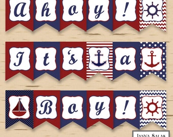 Könnte beinhalten: Ein Ahoy It's a Boy! Banner mit rot-weiß-blauen nautischen Dekorationen. Das Banner zeigt die Wörter "Ahoy", "It's", "a" und "Boy!" mit Ankern, einem Steuerrad und einem Segelboot.