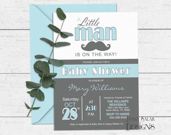 Puede incluir: Una invitación a una baby shower de color azul claro y gris con el texto "A Little Man Is On The Way!" y "Baby Shower". La invitación incluye la fecha, la hora y la ubicación del evento. También incluye el nombre "Mary Williams" y el texto "Hosted by Friends & Family".