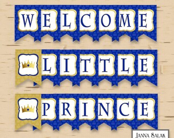 Puede incluir: Un conjunto de pancartas con las palabras "WELCOME LITTLE PRINCE" en letras azul marino con ribetes dorados. Las pancartas son de color azul real con un diseño de corona dorada. El fondo es de vetas de madera clara.