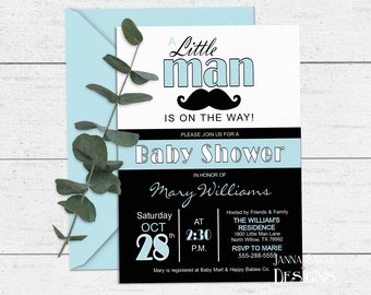 Puede incluir: Una invitación a una fiesta de bienvenida al bebé en blanco y negro con detalles azules. La invitación dice "A Little Man Is On The Way!" e incluye la fecha, la hora y el lugar del evento. La invitación también incluye el nombre "Mary Williams" y el texto "RSVP to Marie 555-288-5559".