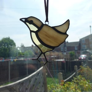 Stained glass Wren suncatcher.ミソサザイのサンキャッチャー。
