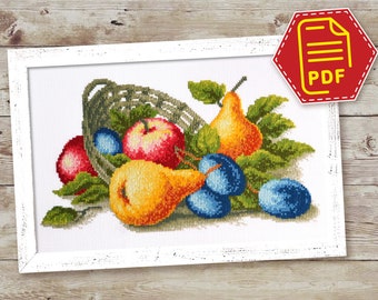 Puede incluir: Un patrón de punto de cruz que representa una naturaleza muerta de frutas en una cesta. La fruta incluye una manzana roja, dos peras amarillas y varias ciruelas azules. La fruta está rodeada de hojas verdes.