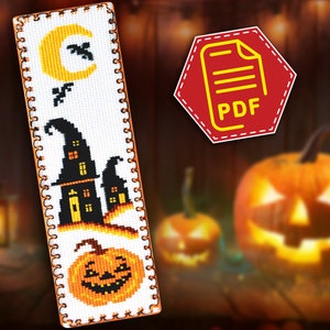 Puede incluir: Un marcapáginas de punto de cruz con temática de Halloween con una casa de bruja negra, una luna creciente, un murciélago y una calabaza tallada. El marcapáginas es blanco con detalles en naranja y negro.