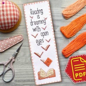 Reading is Dreaming with open eyes Lesezeichen Kreuzstich Stickmuster mit weisem Zitat Stickmuster - Download als PDF und DIY einzigartiges Geschenk