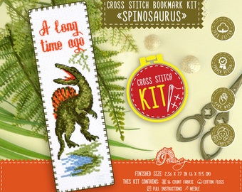 Pode incluir: Kit de ponto cruz para marcador de página com um dinossauro Spinosaurus verde com o texto "A long time ago". O kit inclui tecido de 16 pontos, fio de algodão e instruções completas.