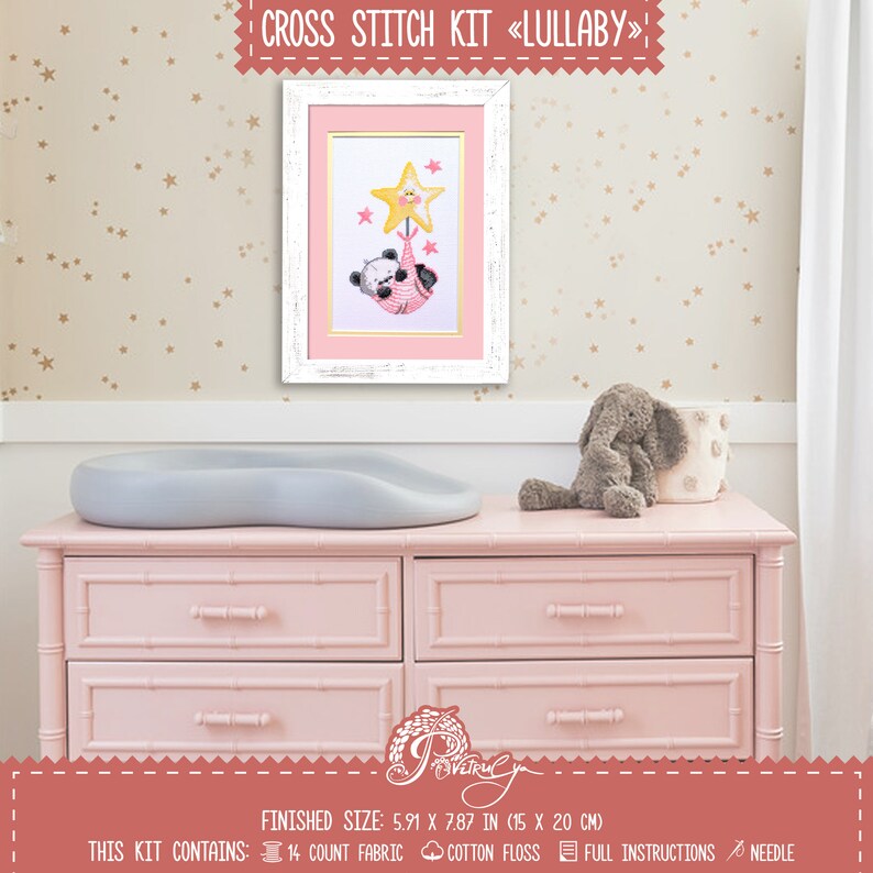 K&ouml;nnte beinhalten: Kreuzstich-Set mit dem Titel "Lullaby", das einen Pandab&auml;ren zeigt, der einen Stern mit einem Vogel darauf h&auml;lt. Das Set enth&auml;lt 14er Aida-Stoff, Stickgarn, eine vollst&auml;ndige Anleitung und eine Nadel. Die fertige Gr&ouml;&szlig;e betr&auml;gt 15 x 20 Zentimeter (5,91 x 7,87 Zoll).