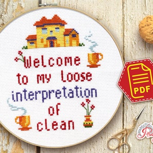 Könnte beinhalten: Kreuzstichmuster mit einem Haus mit gelber Fassade und rotem Dach, mit dem Text "Welcome to my loose interpretation of clean". Das Muster enthält zwei Tassen Kaffee mit Dampf und eine Vase mit Blumen.