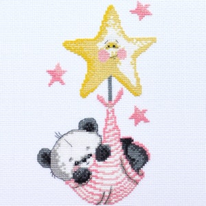 K&ouml;nnte beinhalten: Ein schwarz-wei&szlig;es Pandab&auml;rchen tr&auml;gt ein rosa-wei&szlig; gestreiftes Kleid und h&auml;lt sich an einem gelben Stern mit rosafarbenem Gesicht fest. Der Stern ist an einem Stock befestigt und im Hintergrund sind rosa Sterne zu sehen.