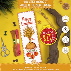 Puede incluir: Kit de punto de cruz para marcapáginas con fondo blanco y diseño colorido. El diseño presenta una hogaza de pan, trigo y el texto "Happy Lammas". El kit incluye tela de 16 hilos, hilo de algodón, instrucciones completas y una aguja. El tamaño terminado es de 6 x 19,5 cm.