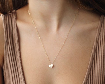 COLLAR ELLIE, collar de corazón pequeño, collar de corazón grabado delicado, collar de corazón personalizado, regalo de novia delicada, regalo personalizado