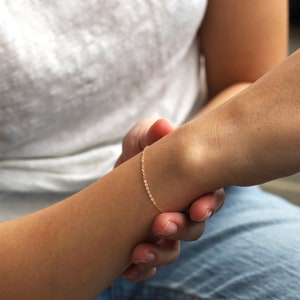 Puede incluir: Un delicado brazalete de cadena dorada en la mu&ntilde;eca de una persona.