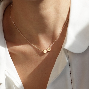 Collier disque initiale MIA, collier petit disque, collier estampé à la main, collier monogramme, bijoux personnalisés, initiales d'animal de compagnie, initiales d'enfants