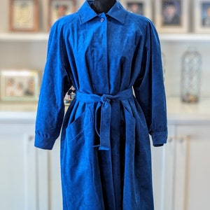 Vintage Womens Count Romi Ultra Suede Cobalt BLUE Long Belted Trench Coat Size 8 Medium Shoulder Pads 1980s Retro Lined