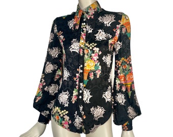 Jaren '70 JEFF BANKS Blouse in zwart bloemensatijneffectmateriaal met bisschopsmouwen en ronde kragen *gewond* / Vintage jaren '70 / Boho / Glam