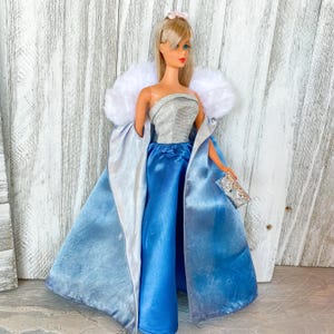 Vintage Barbie 1965 Midnight Blue Satin & Lame Kleid 1617 mit passenden Pelzbesatz Cape Geldbörse Schuhe Mattel NO PUPPE