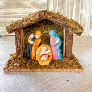 Krippenset Porzellan Figuren mit Moos Krippenkrippe Weihnachtsstall Maria Josef Jesuskind