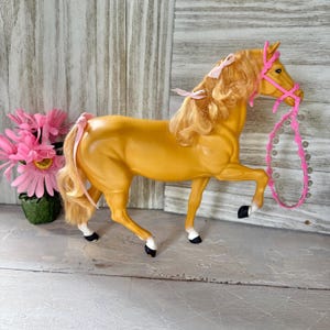 Vintage Barbie Pferd 1980 Dallas Golden Palomino Mattel 3312 mit Pinker Trense & Bändern