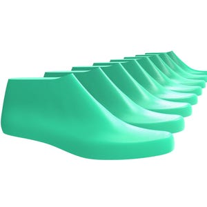 Op de afbeelding: Een reeks van acht identieke mintgroene schoenleesten gerangschikt in een teruglopende diagonale lijn. Elke vorm heeft een glad, solide oppervlak met een afgeronde neus, een verhoogde wreef en een platte onderkant voor de vorm van een voet.