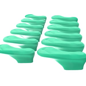 Puede incluir: Una colección de doce componentes idénticos de plástico verde menta dispuestos en dos filas paralelas. Cada pieza individual presenta una forma alargada, lisa y contorneada con una superficie superior redondeada y una base plana, creando un conjunto uniforme.