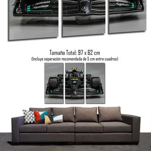 Puede incluir: Un conjunto de tres impresiones en lienzo que presenta un primer plano de un coche de carreras de F&oacute;rmula 1 negro con detalles en verde y amarillo. El coche est&aacute; etiquetado como "PETRONAS Syntium". El tama&ntilde;o total del conjunto de impresiones es de 97 x 62 cm.